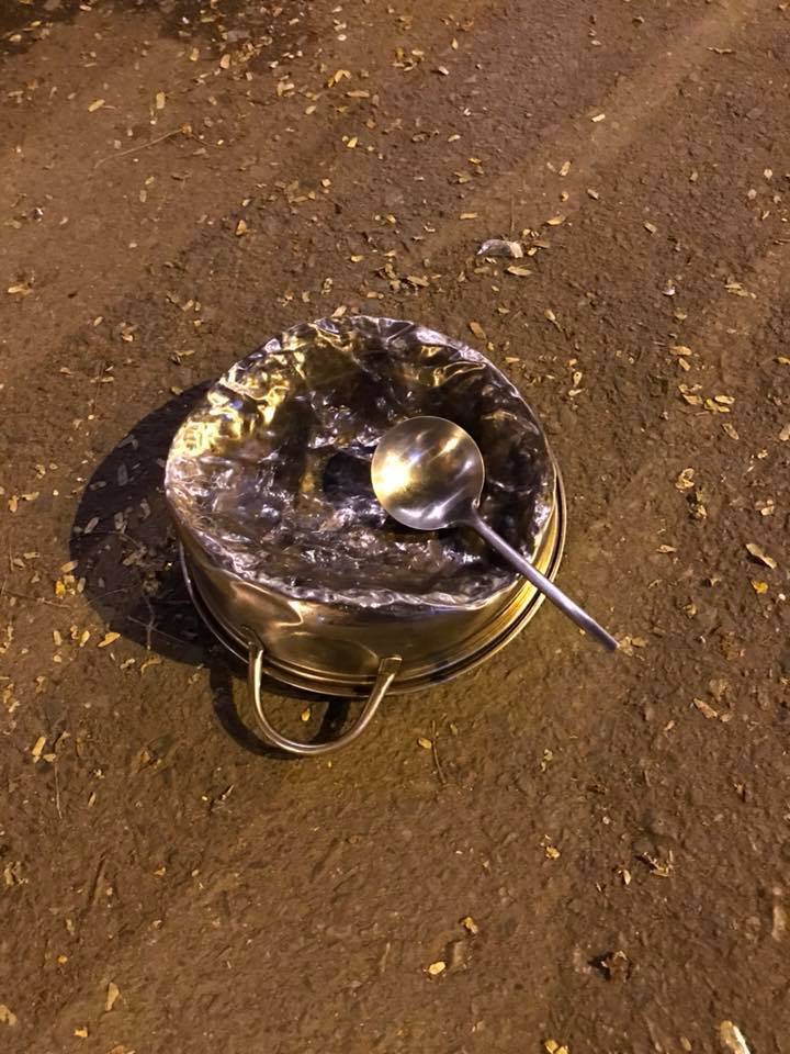 Cư dân mạng kiểm kê thiệt hại về xoong chảo sau đêm ăn mừng chiến thắng của U23 Việt Nam